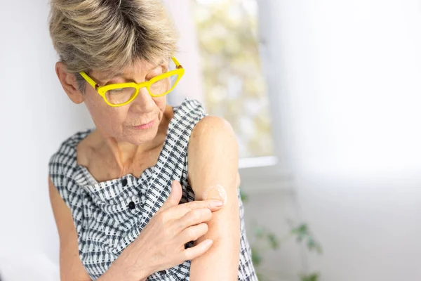 Woman Applying Post Menopause Hormone Gel — Zdjęcie stockowe