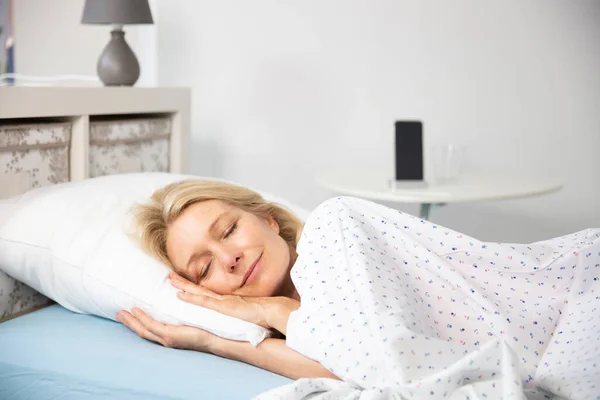 Woman Sleeping Her Bed — Stock Photo, Image