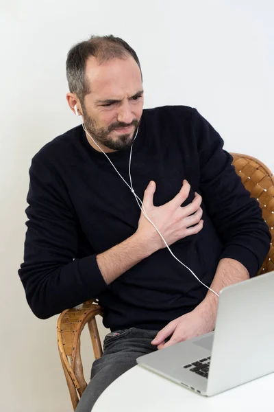 Man Chest Pain Consulting His Doctor Video Consultation — Zdjęcie stockowe