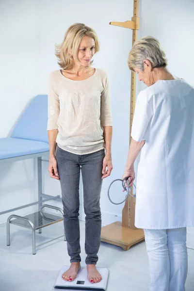 Woman Being Weighed Doctor — Stockfoto