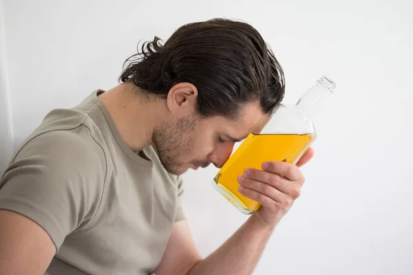 Homme Avec Une Bouteille Alcool — Foto Stock