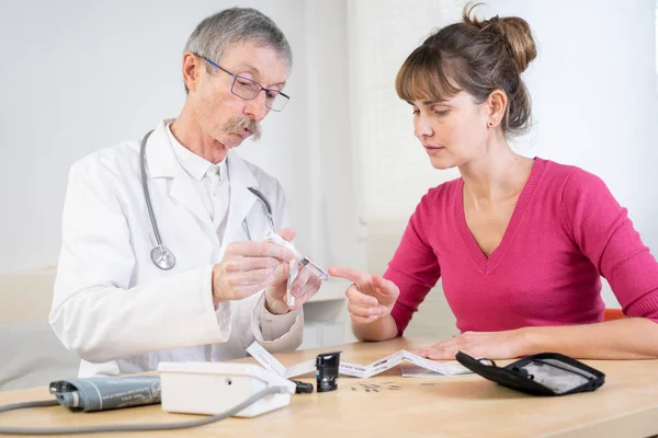 Διαβητολόγος Διδάσκει Μια Διαβητική Γυναίκα Χρησιμοποιεί Εργαλεία Για Θεραπεία Του — Φωτογραφία Αρχείου
