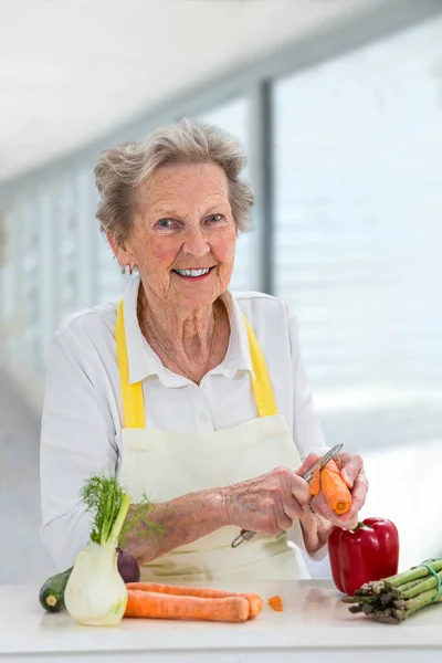 Glückliche Seniorin Kocht — Stockfoto