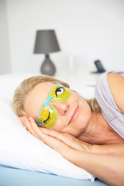 Mujer Con Una Máscara Para Dormir —  Fotos de Stock