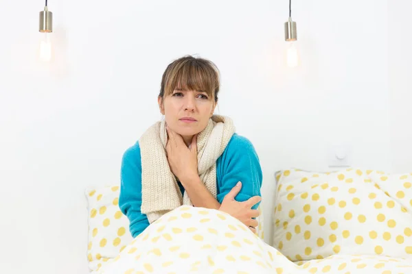 Young Woman Bed Suffering Flu Condition — Foto Stock