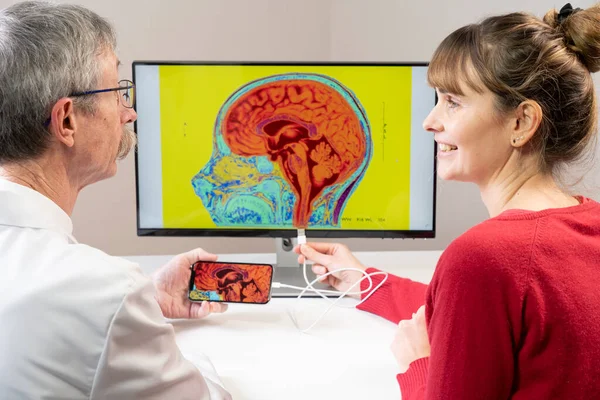 Researcher Explaining Woman How You Can Connect Smartphone Brain — Stockfoto