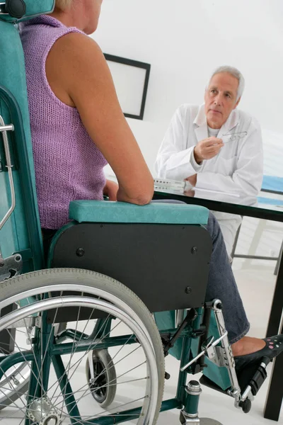 Handicappati Fisici Con Medico — Foto Stock