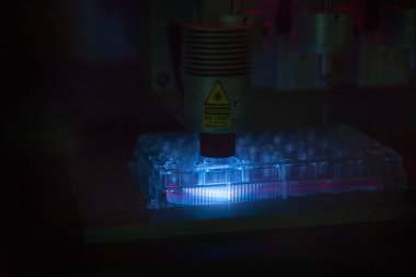 Bioprinting, an artificial production of biological tissues allowing regenerative medicine, phase of polymerization under UV.
