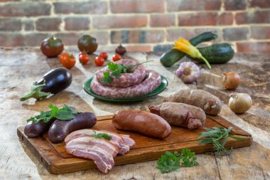 Beyaz arka plan üzerinde izole maydanoz yaprağı çiğ sosis.