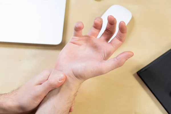Close Man Hand Experiencing Pain Due Prolonged Use Mouse — Stockfoto