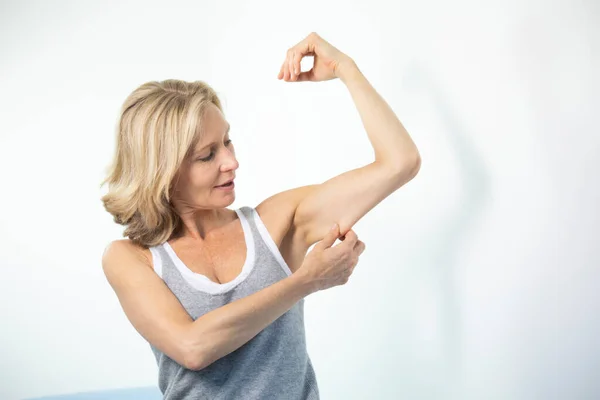 Woman Looking Her Muscles — Stock fotografie