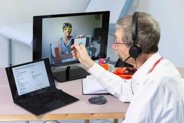 Video Consultation Doctor Patient Who Wishes Have Her Medical Tests — Stockfoto