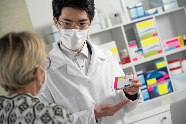 Explanation Pharmacist Drug Amoxicillin Client — Stockfoto