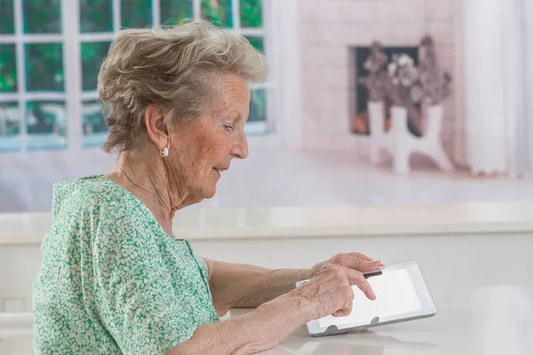 Mulher Sênior Usando Tablet Computador — Fotografia de Stock