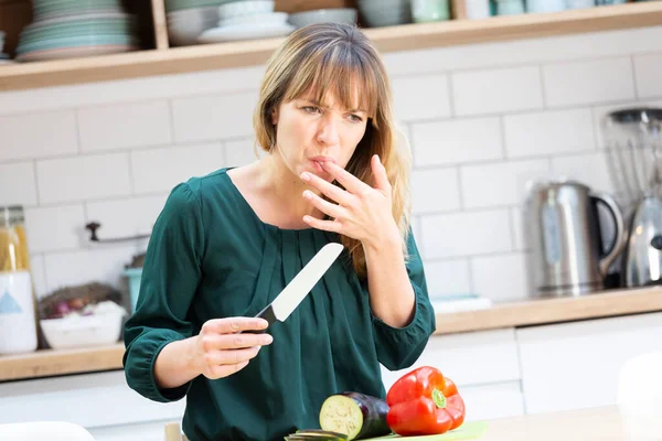 Young Woman Cutting Her Finger Kitchen Knife — Stock fotografie