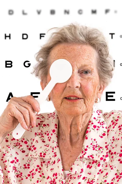 老年妇女视力测试 — 图库照片