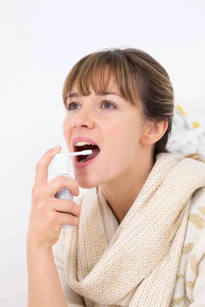 Young Woman Bed Suffering Sore Throat Mouthwash — Stock Photo, Image