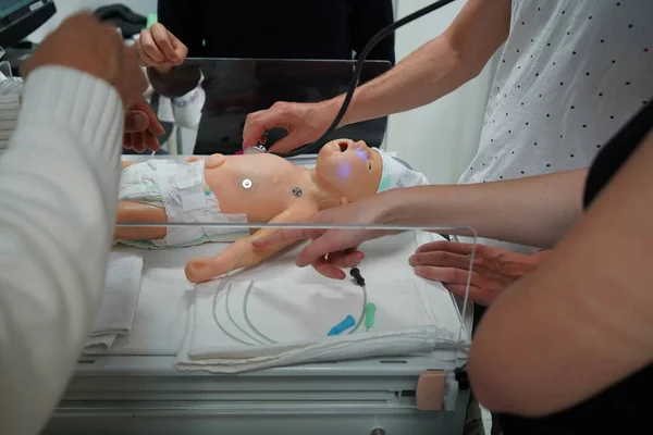 Pediatric Resuscitation Simulation Workshop Nimes Faculty Medicine — Stockfoto