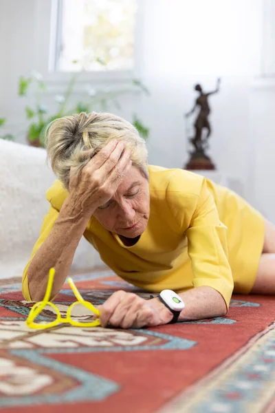 Elderly Woman Her Floor Having Fallen — Zdjęcie stockowe