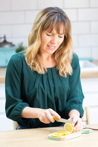 Young Woman Her Kitchen Who Has Cut Herself Kitchen Knife — Fotografia de Stock