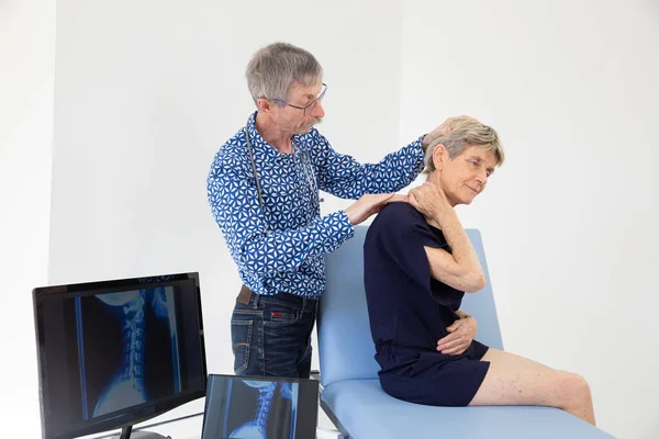 Woman Consulting Doctor Pain Her Neck — Stockfoto