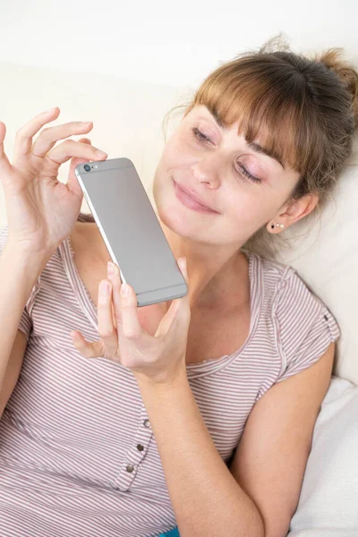 Woman Worshiping Her Smartphone Dependency Addiction Behavior — Stockfoto
