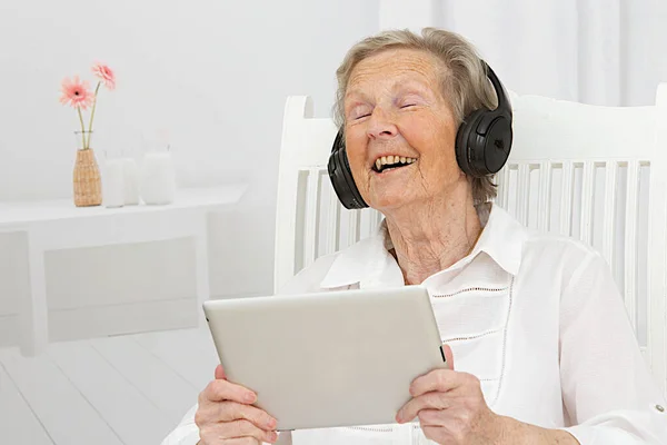Senior Vrouw Met Behulp Van Tablet — Stockfoto