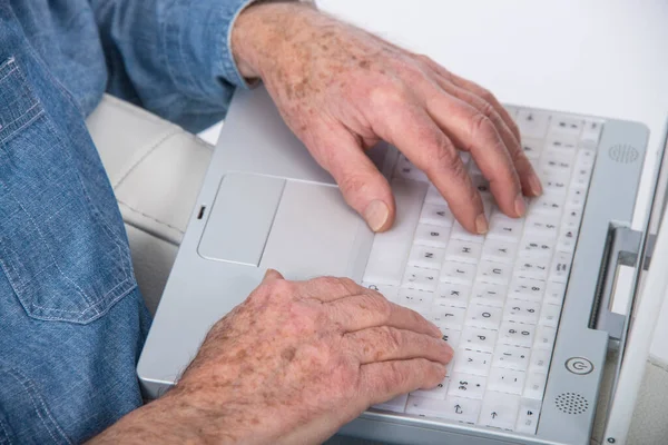 Uomo Anziano Utilizzando Computer Portatile — Foto Stock
