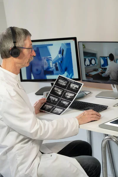 Gynaecologist Video Consultation Radiologist Colleague Patient Breast Examinations Mammography Ultrasound — Photo