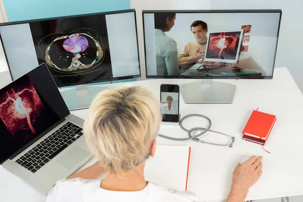 Teleconsultation Two Doctors Medical Images Stomachs One Screens — Stockfoto