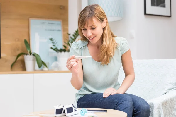 Woman Creating Temperature Chart Identify Day She Ovulates —  Fotos de Stock