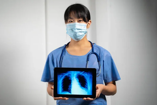 Female Doctor Holding Screen Ray Lungs — Stok Foto