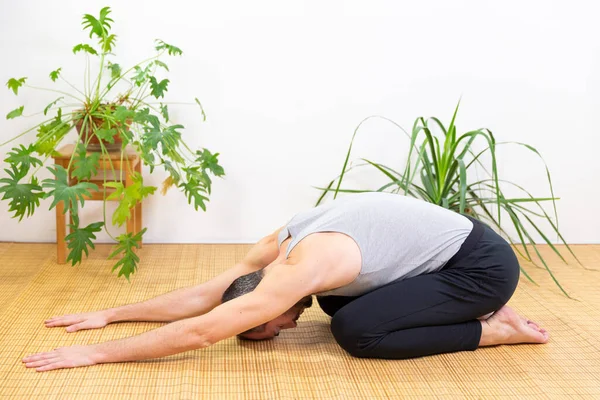 Man Doing Yoga Position — Stockfoto
