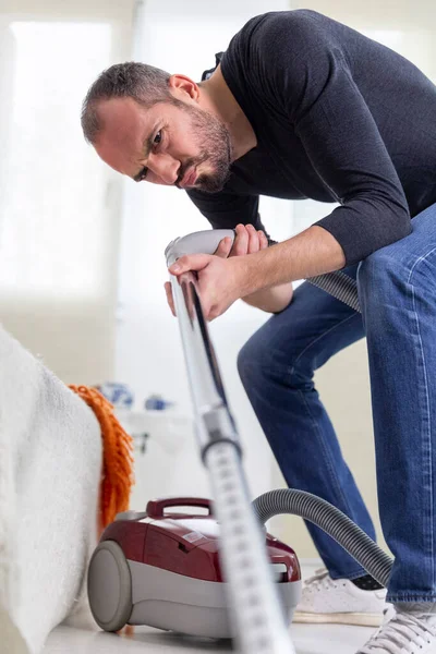 Man Vacuuming Home — Stok fotoğraf