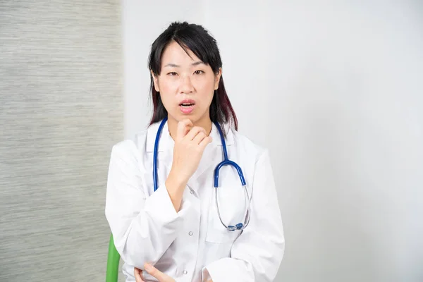 Asian Female Doctor Consultation — Zdjęcie stockowe