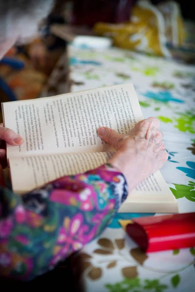 Elderly Person Reading Book Retirement Home — ストック写真