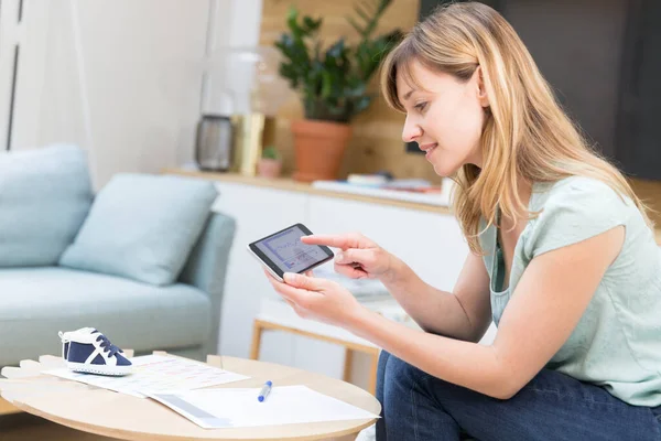 Woman Creating Temperature Chart Identify Day She Ovulates — Stockfoto