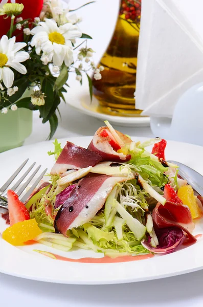 Salat mit geräucherter Entenbrust — Stockfoto