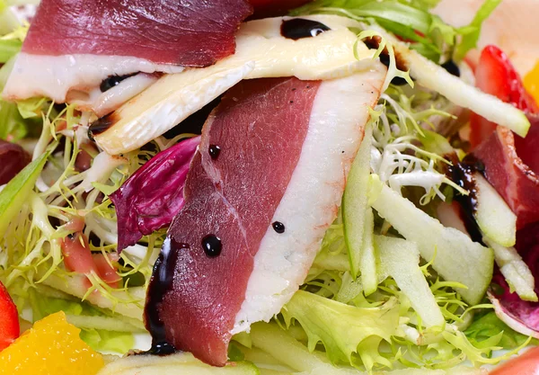 スモーク鴨胸肉のサラダ — ストック写真