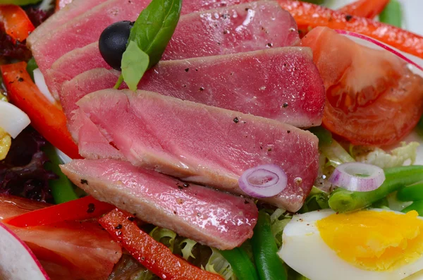 Nicoise mit frischem Thunfisch und Gemüse — Stockfoto