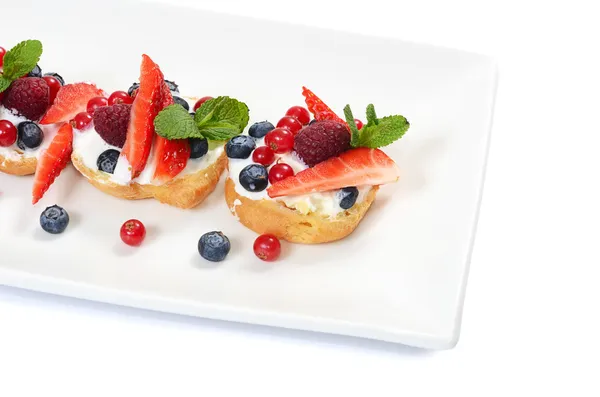 Profiteroles with berries currant , strawberries and blueberries — Stock Photo, Image