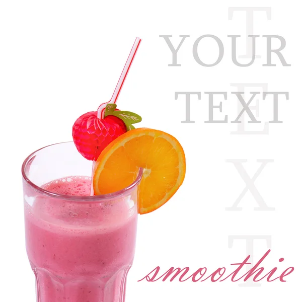 Verfrissing strawberry smoothie geïsoleerd op wit — Stockfoto