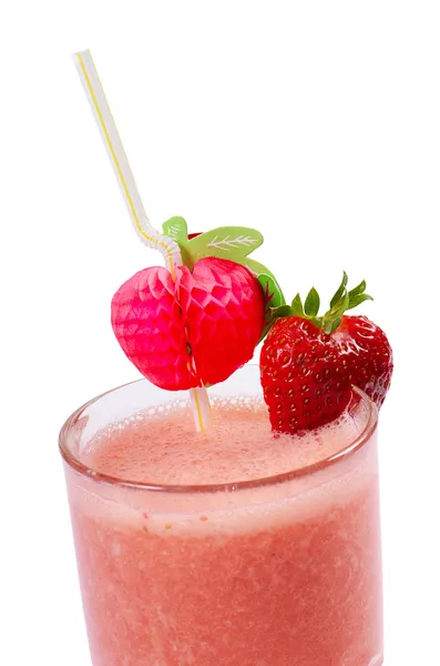 Refrescante batido de fresa aislado en blanco — Foto de Stock