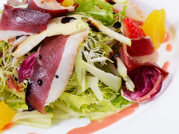Salade met Gerookte eendeborst — Stockfoto