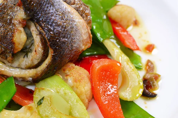 Filet de bar avec légumes de printemps — Photo