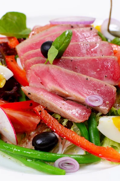 Nicoise mit frischem Thunfisch und Gemüse — Stockfoto
