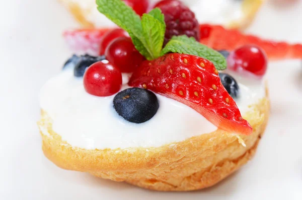 Profiterolen mit Beeren, Johannisbeeren und Blaubeeren — Stockfoto