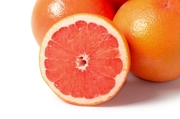 Helle Grapefruit isoliert auf weißem Hintergrund — Stockfoto