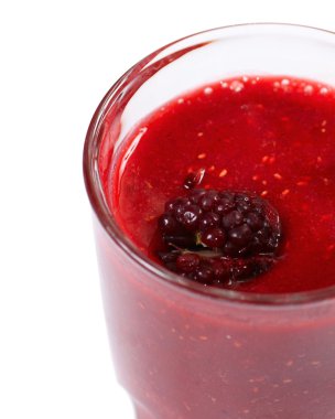 beyaz izole freshening blackberry smoothie