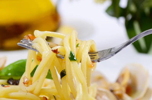 Спагетти с мидиями в мисках — стоковое фото